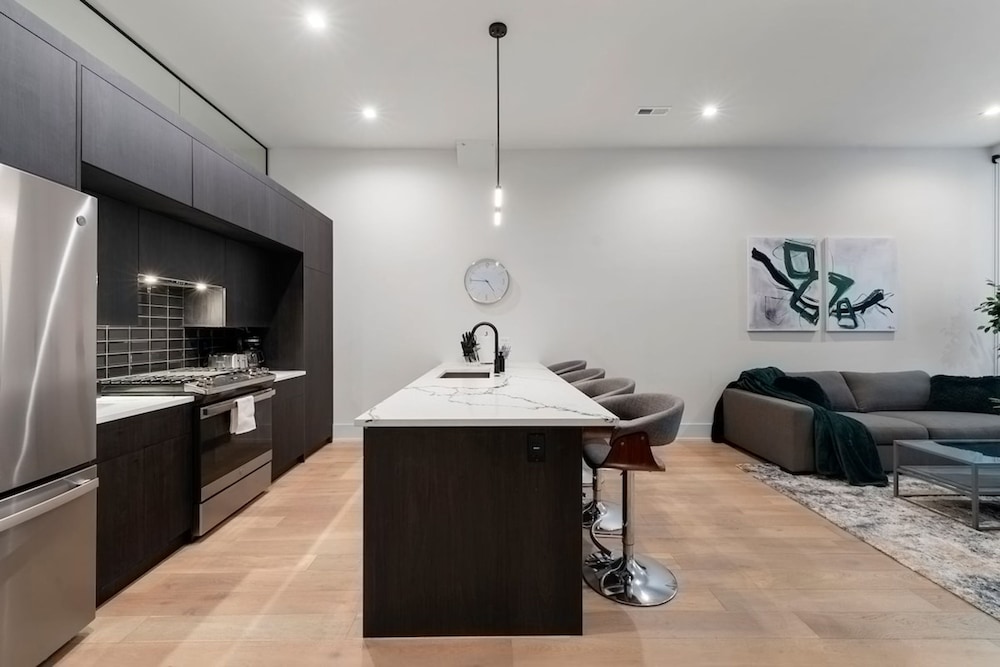 Chic 2BR 2BA Condo w Balcony - River North Chicago