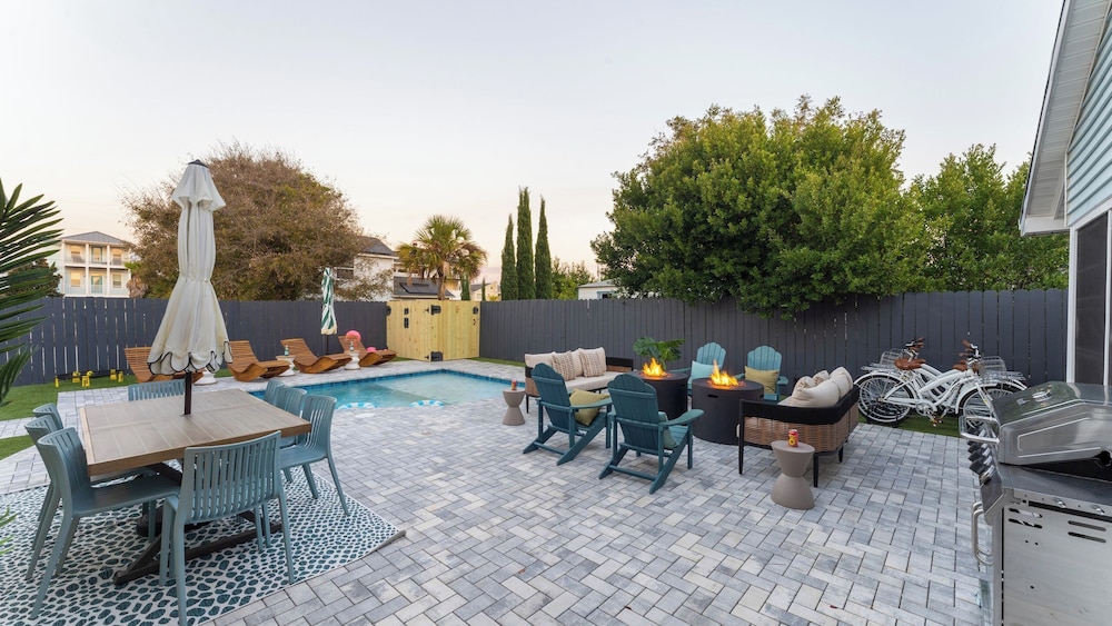PCB Stay w/ Heated Pool, Hot Tub, Bars, Game Room & Quick Walk to Beach The Jade Oasis by Avantstay