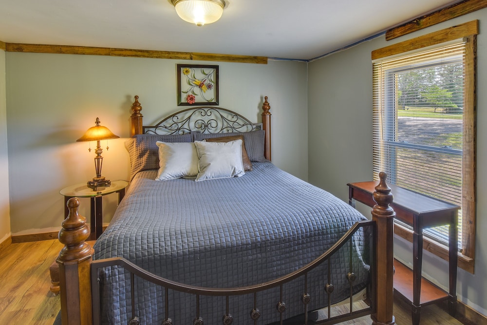 Cozy Cabin Near Lake Hartwell & Clemson University view 2