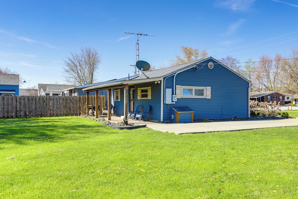 Waterfront Port Clinton Cottage w/ Fire Pit!