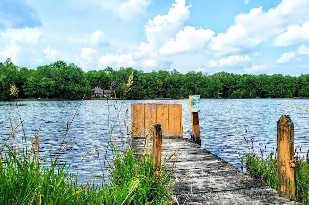 Lakeshore Oasis by Avantstay Private Beach, Views, Hot Tub, Volleyball