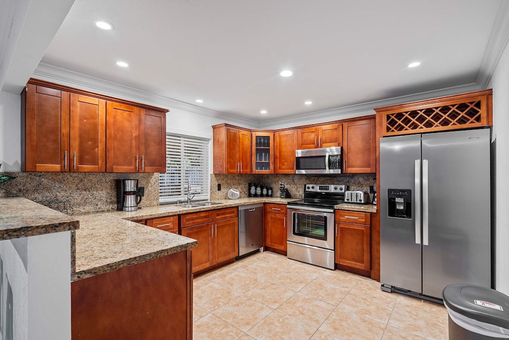 4BR With Private Pool and Game Room - Prime Location