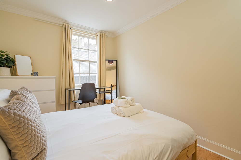 2 Bed Grassmarket Apartment view 5