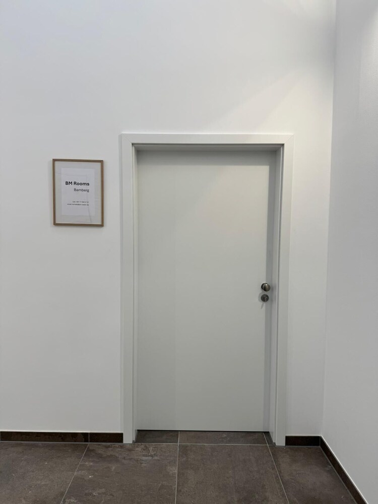 Moderne Stadt Zimmer mit eigenem Bad