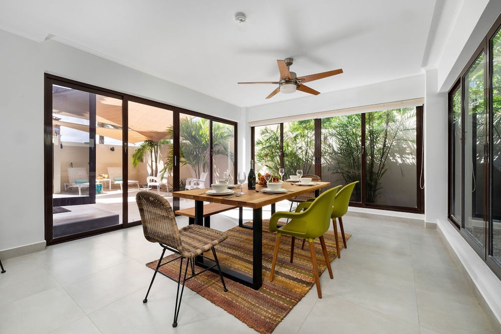 Modern 3br2ba 24 7 Security Pools Restaurant