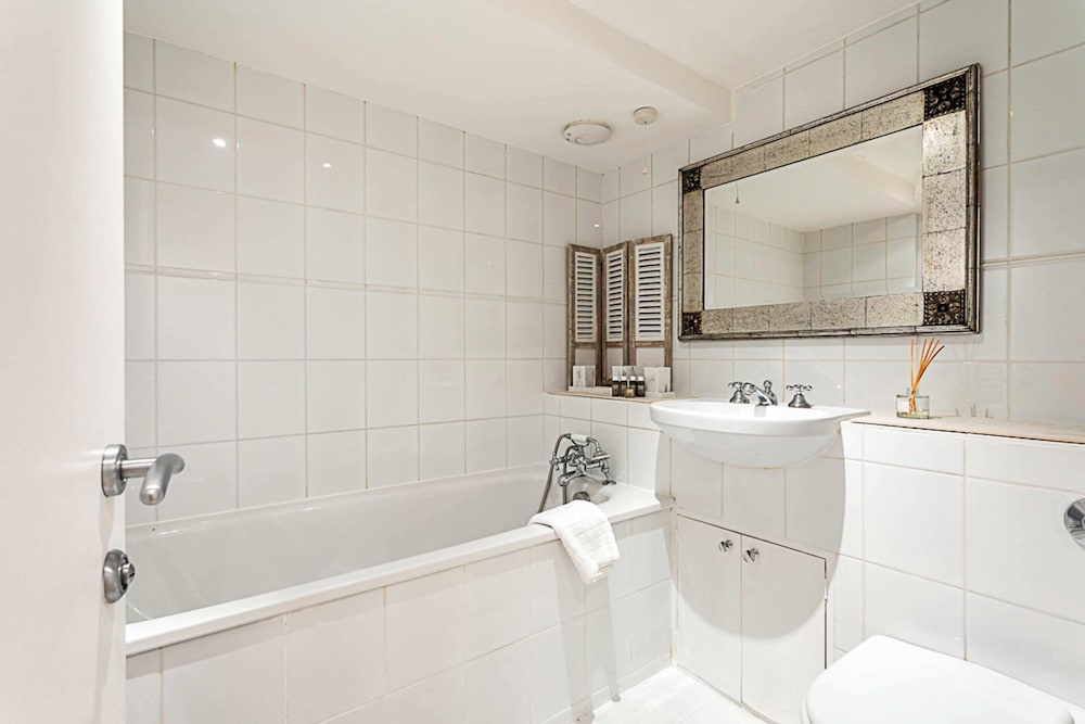 Richmond Hill Top Apartment