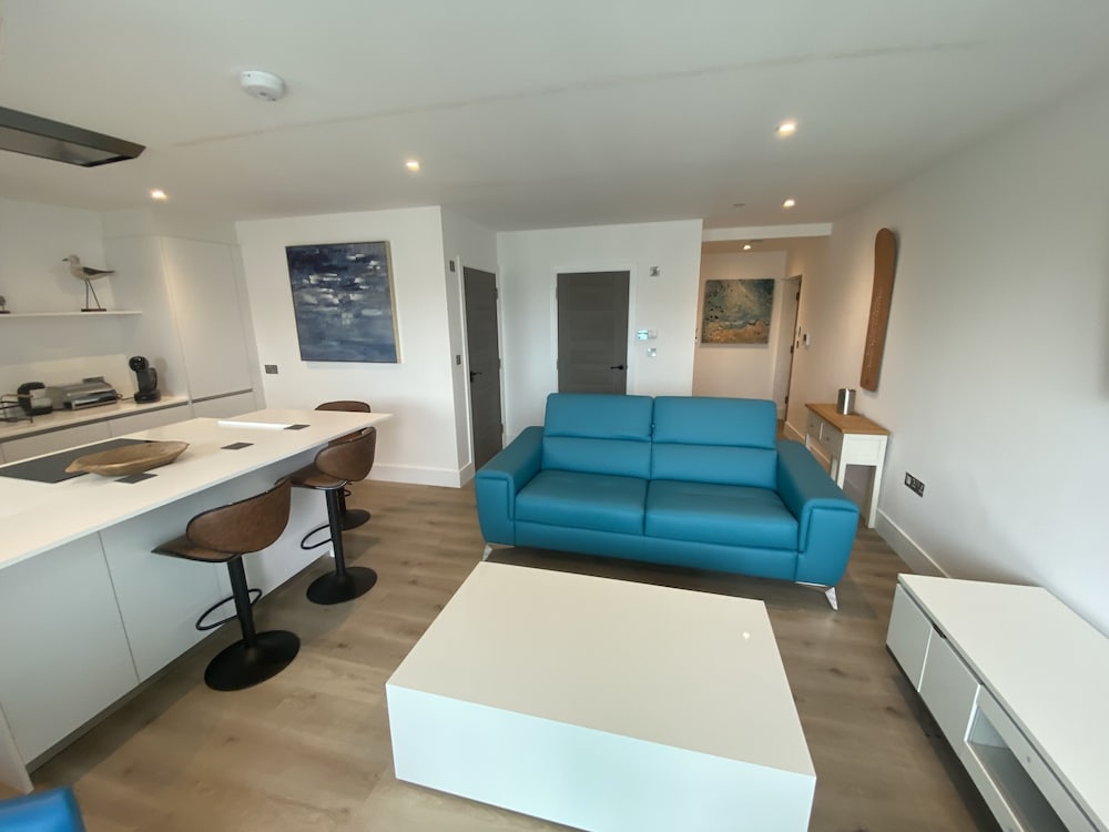 Stunning Cliff Edge Apartment in Newquay view 3