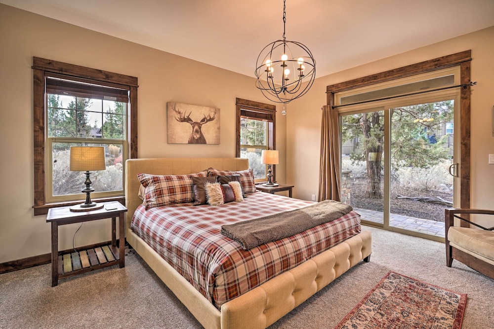 Modern Eagle Crest Escape w/ Patio & 2 Balconies! view 3