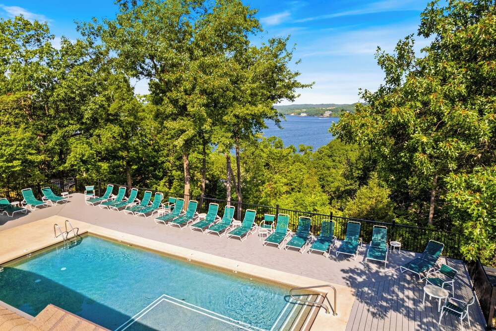 Studio Room w/ Pools, Private Deck -close to Water