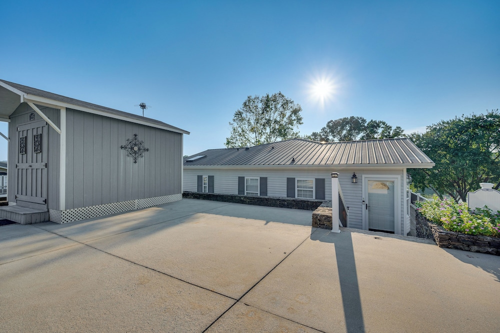 Breathtaking Views & Deck: Badin Lake House!