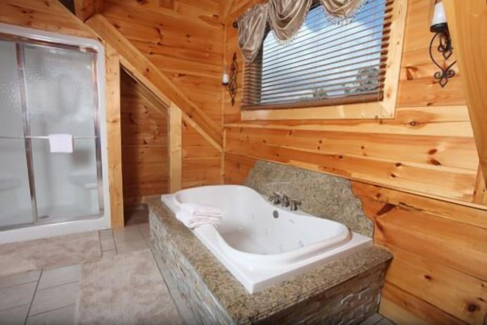 Serenity Mountain Pool 9 Br cabin by RedAwning