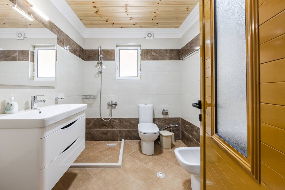 Hillside Apartment Gjirokast r 2