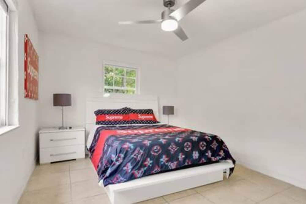 2710 Heated Pool 7 Beds 5 Baths Sleep 15 Park 4 Car