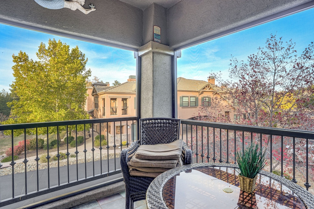 Stay, Work & Golf! Prescott Condo w/ WFH Setup