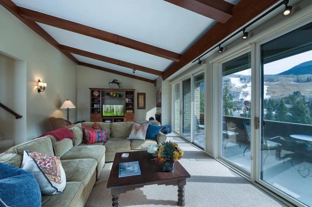 Vail Village 3 Bedroom Condo at the Covered Bridge - Pool, hot tub & More!