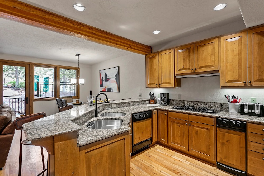 Sterling Lodge at Deer Valley Resort - Three Bedroom Condo with Hot Tub #111 3 Condo