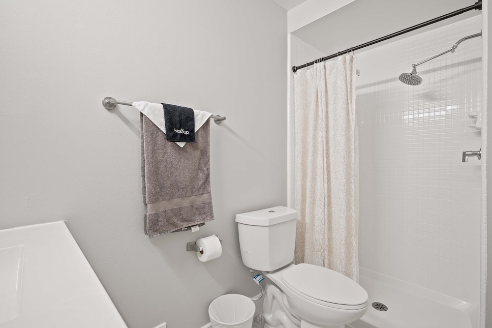2-bedroom Spacious Stay