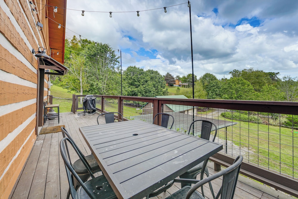 Mins to Dollywood: Boujee Bear Cabin w/ Hot Tub!