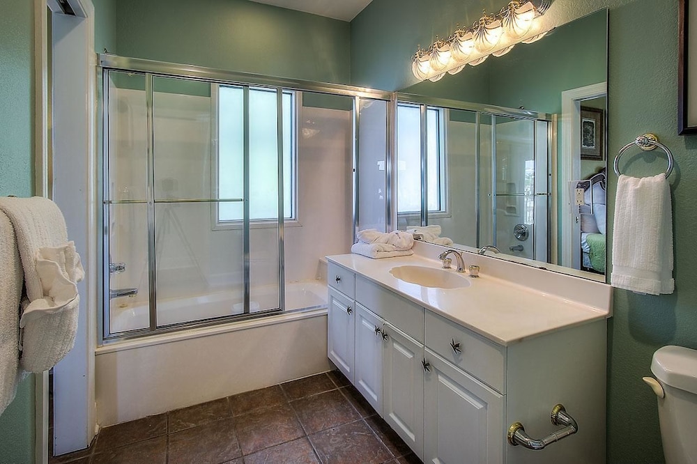 Vista Bella del Mar 5 Bedroom Holiday Home by Five Star Properties