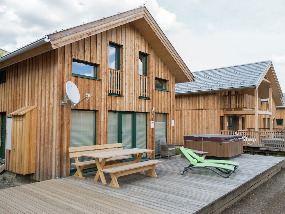 Spacious Chalet With hot tub