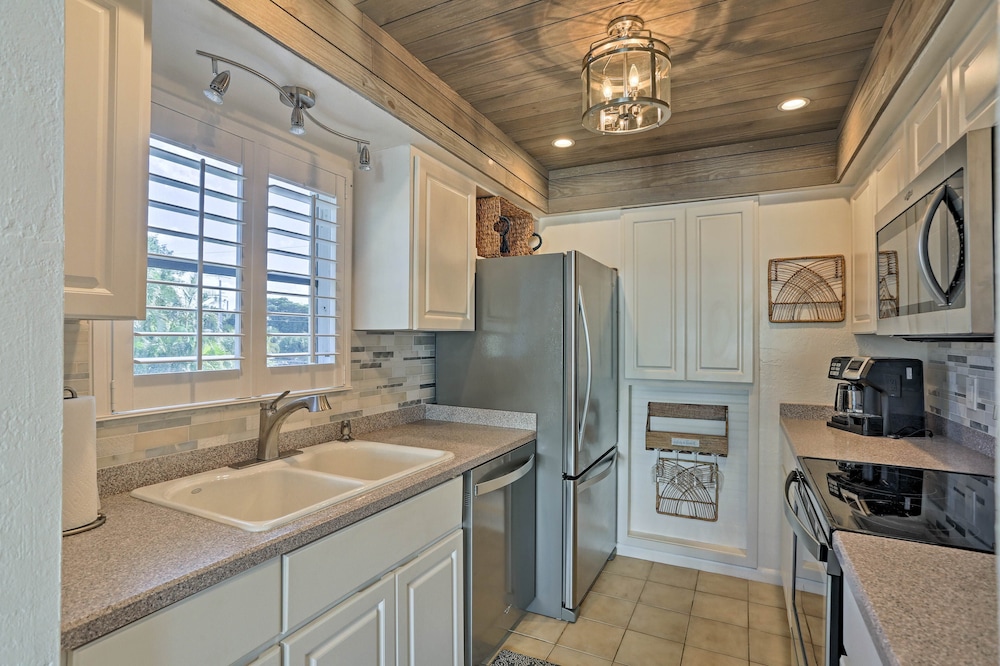 Modern Fort Myers Beach Retreat w/ Pool Access! view 5