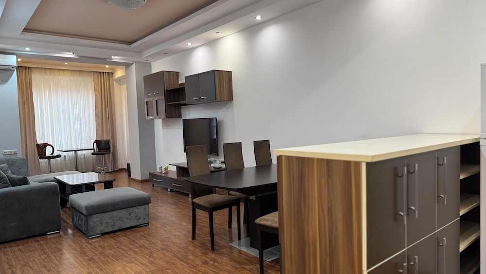 Comfortable apartments on Northern Avenue by Sweet Home