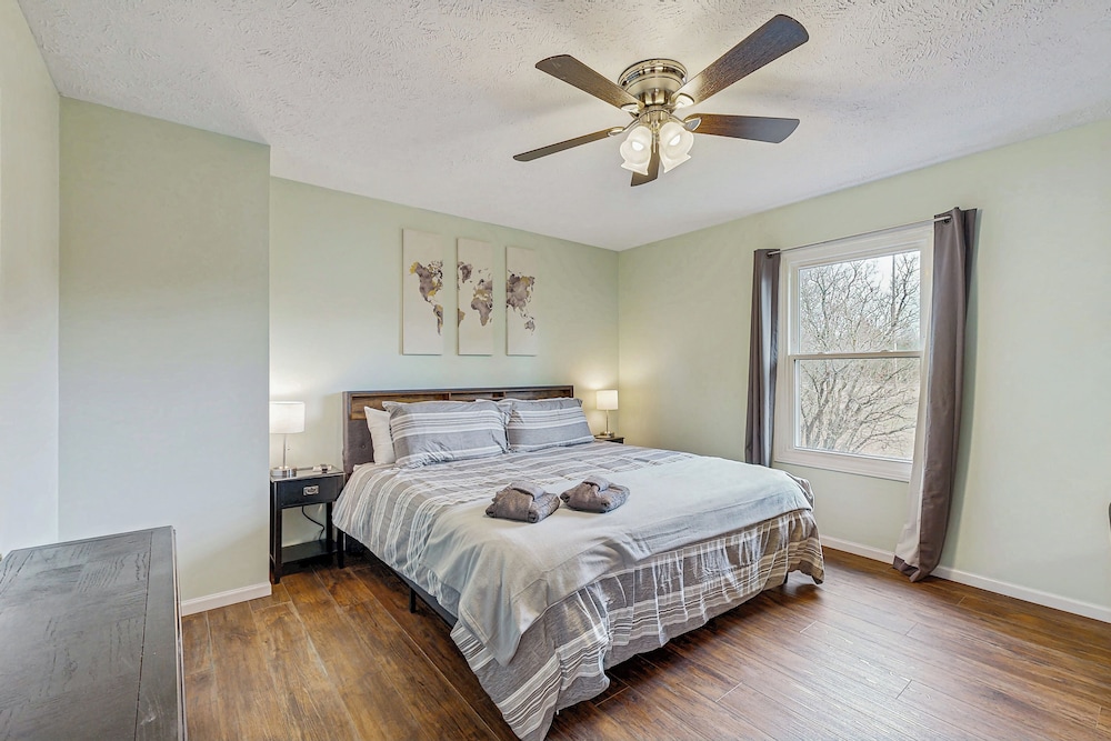 Charming 3BR Home w/ Lake Access & Pool Table