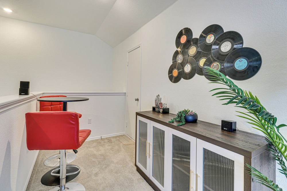 6 Mi to Mckinney Falls: Spacious Home w/ Game Room