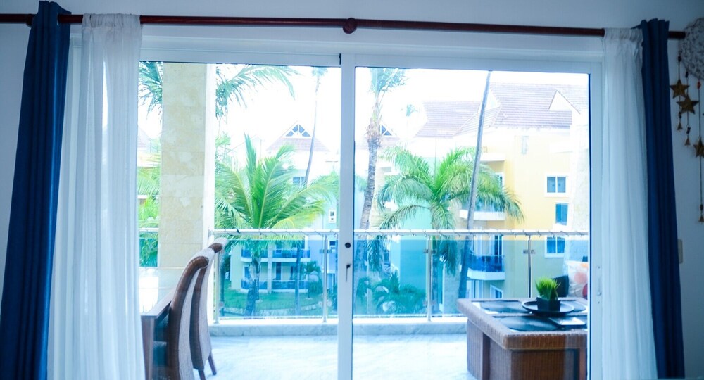 2 Minutes Walk to Beach Huge 3 bdrm Condo with Pool