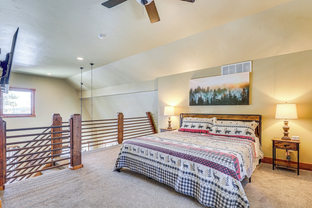 5 Mi to Terry Peak: Spacious Lead Cabin w/ Hot Tub