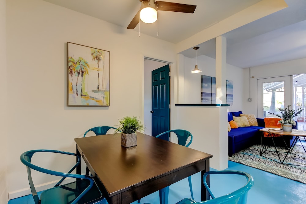Simple Modern Gem 2 Blocks to Beach Pet Friendly
