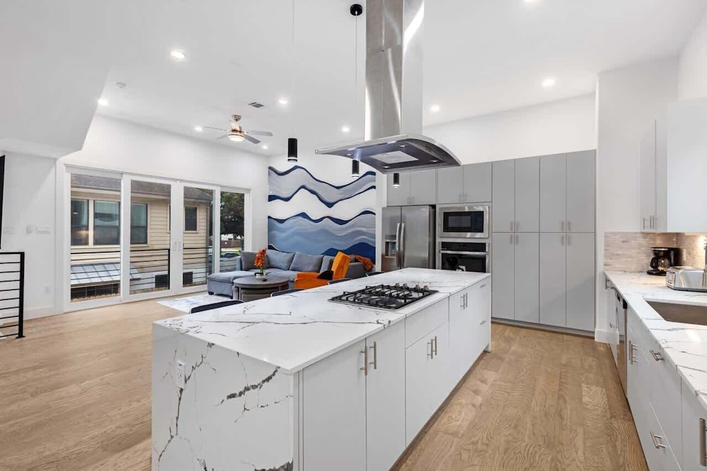 Houston 6 Bedroom Home