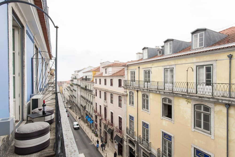 JOIVY Stylish 2BR Apt w/balcony at the heart of Baixa