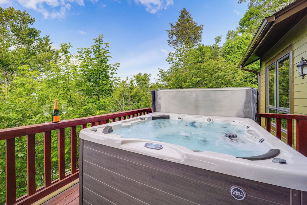 Hot Tub + Stunning Views: Luxury Beech Mtn Escape!
