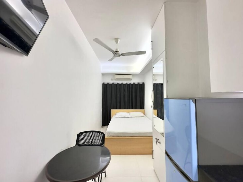 250 sqft 2 Studio Apt Pool and Sauna
