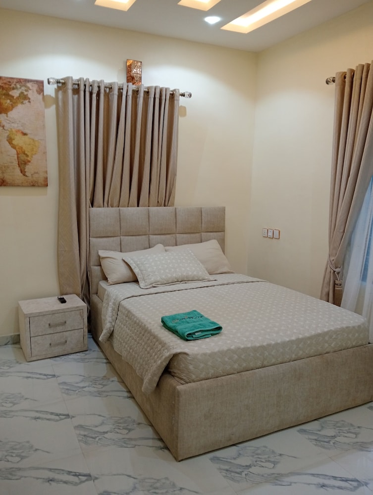 Pinefield Courts Apartmentl