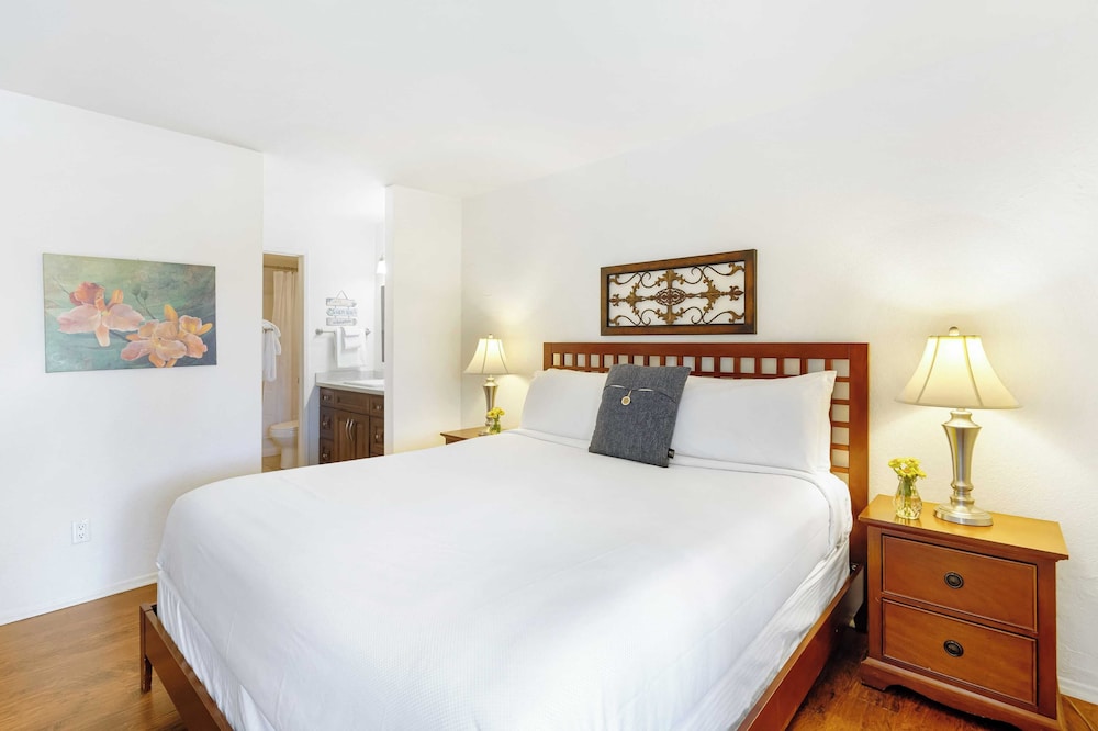 Coastal Retreat With Pool, Hot Tub, BBQ Patio & Minutes to Dana Point Harbor, Monarch Beach, Laguna Beach & Golf Courses Ritz Pointe Condo