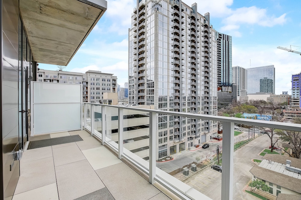 Luxury Stay on Rainey St - Image 3