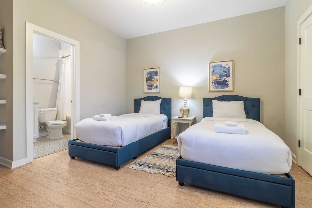 Monty by Avantstay 4bdr 4ba, Balcony w/ Outdoor Seating, 5mins to DT
