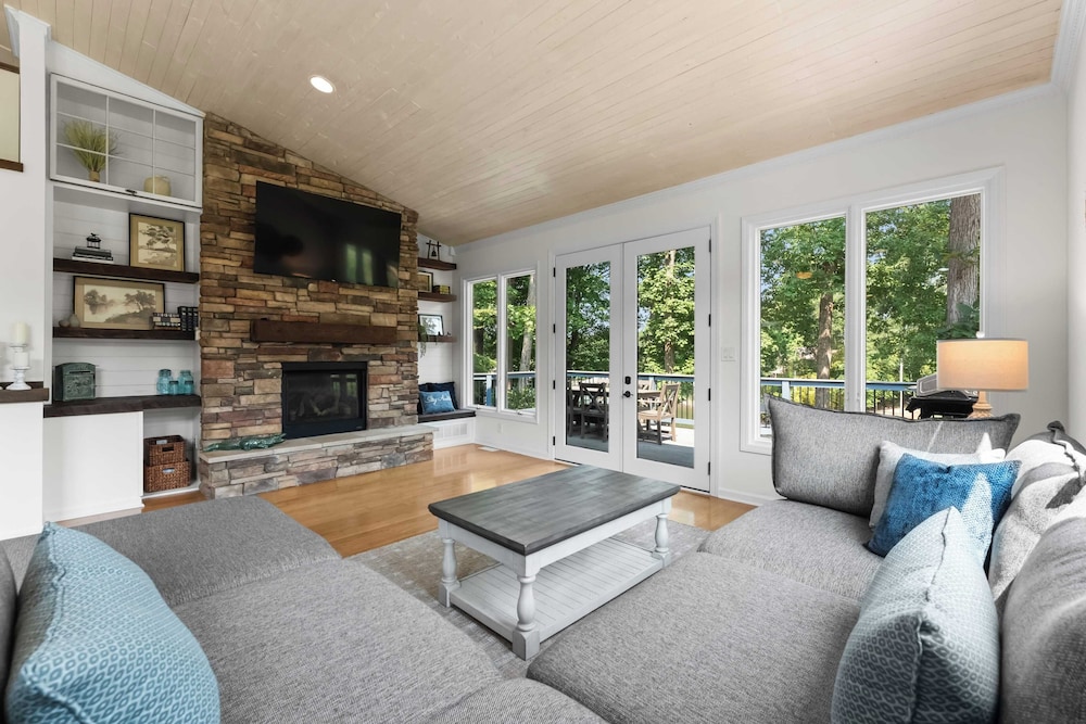 Cove's End by Avantstay Dock, Game Room, Fire Pit & Forest Views