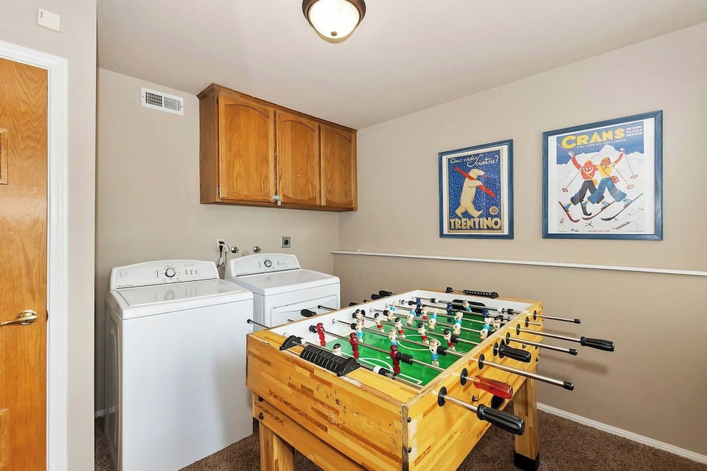 Eagle's Nest Cabin Pool Table Near Lake