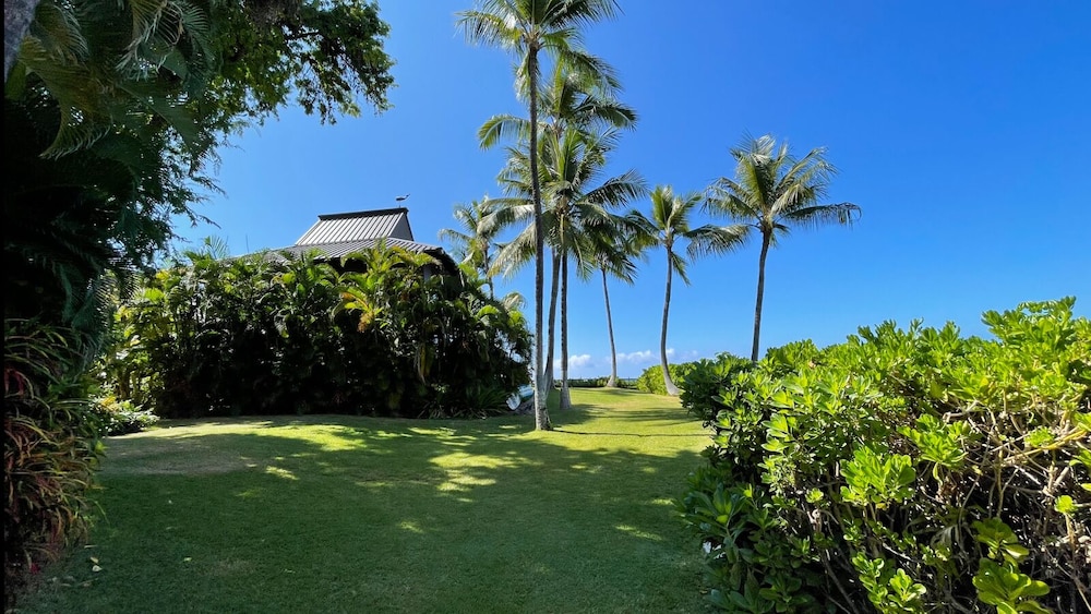 Sophisticated Oceanfront Retreat - Air-conditioned - Walk to Beach - Vrkcv
