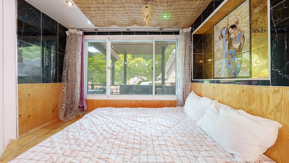 Gapeong Eoneunal Spa Pet Pension