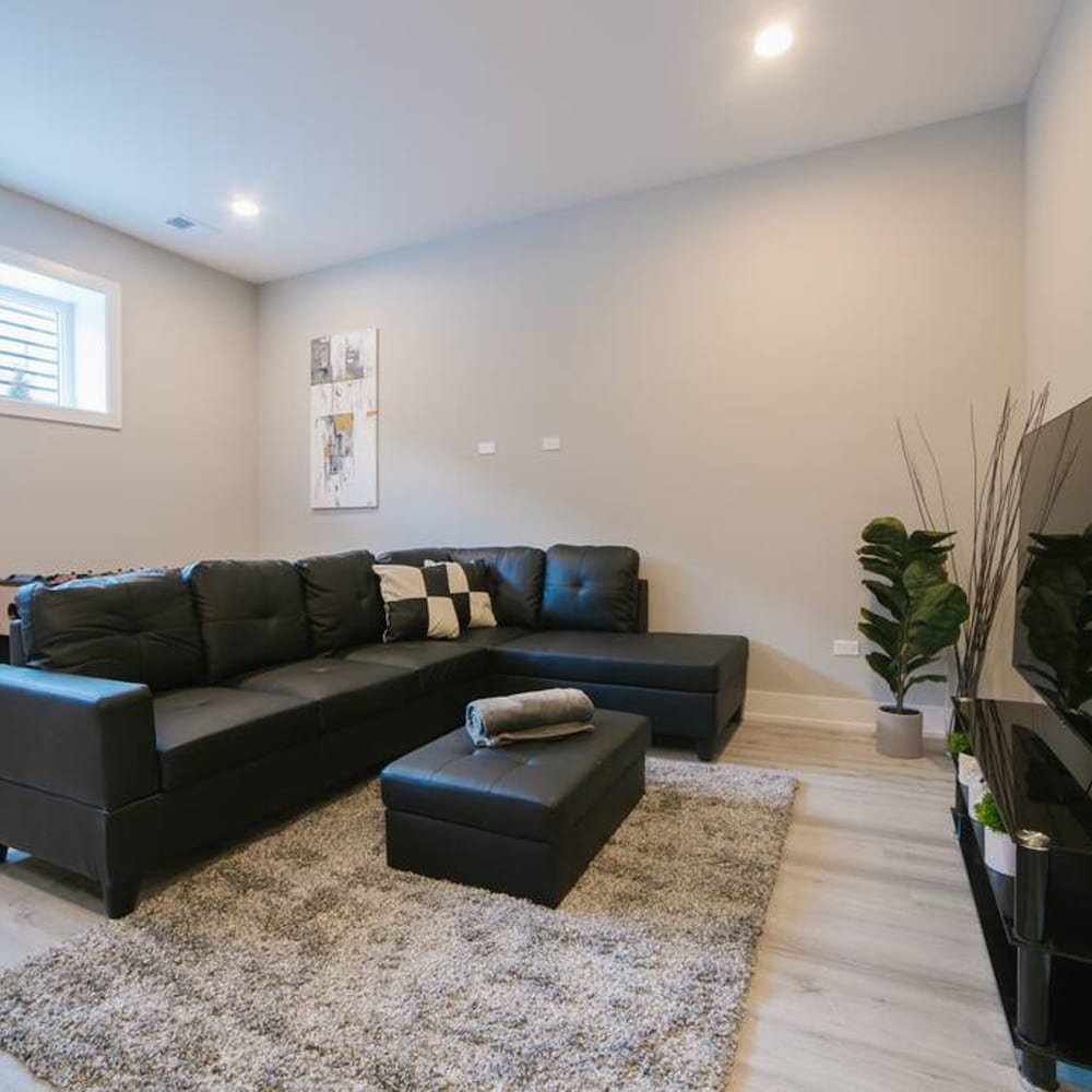 Magnificent NEW Home w 8 Beds Free Parking