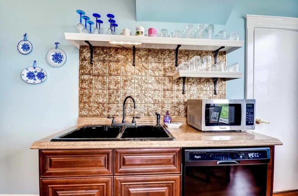 'astoria Painted Lady' Historic Apt w/ River View! view 3