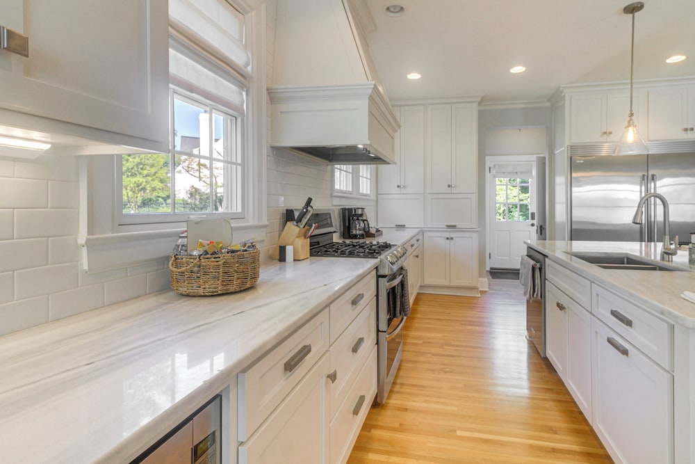 Walk to Dining & Shops: Historic Belmont Home
