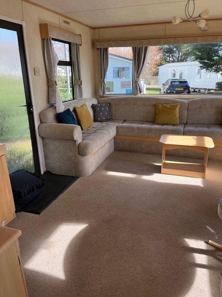 3-bed Seaside Holiday Home -pet Friendly & Parking
