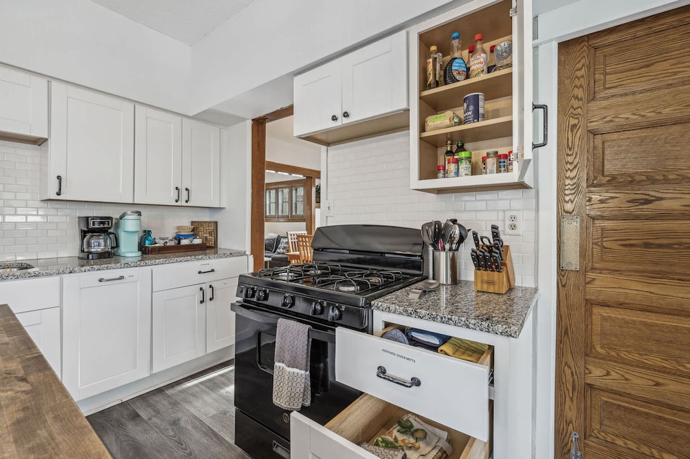4BR 2BA Home in Charming St Paul - Sleeps 10
