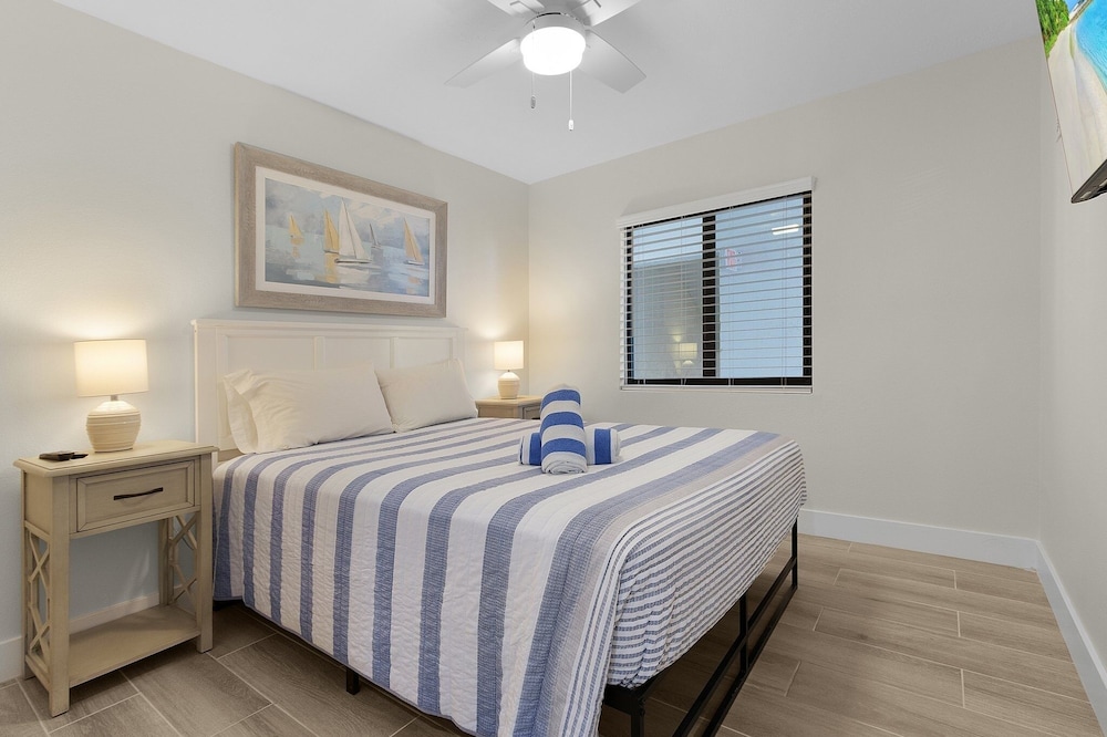 Seaside 209: Oceanview 2br/2ba Condo With Pool, Steps To Beach 2 Bedroom Condo