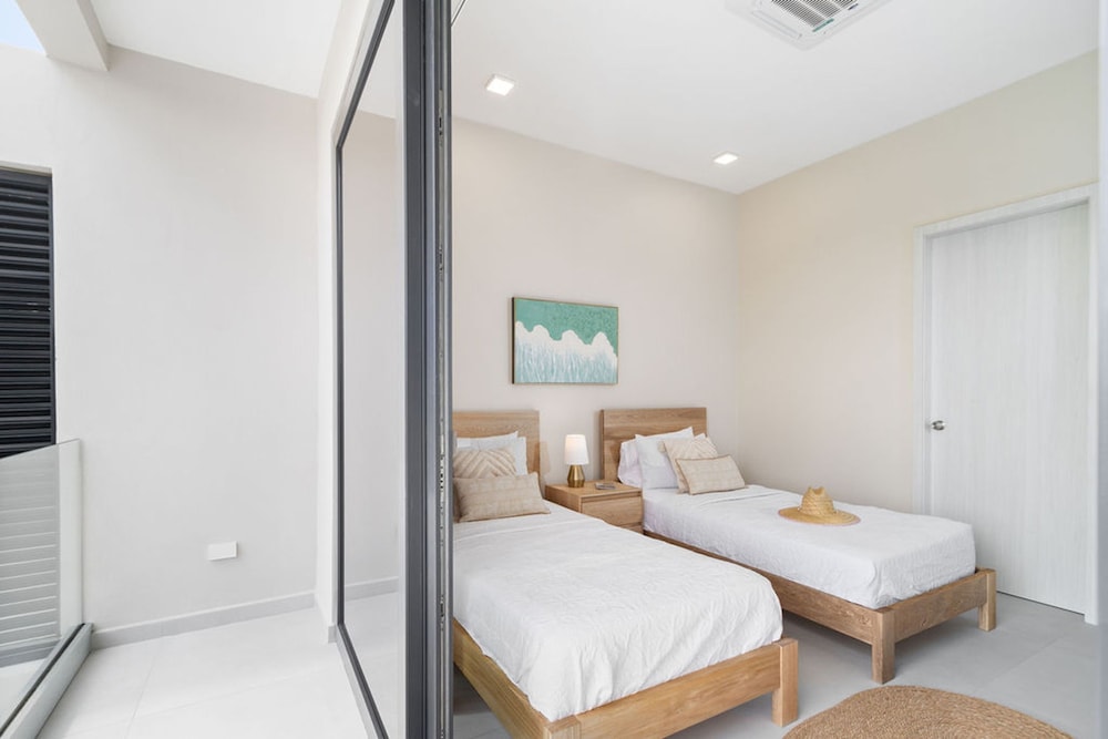 High-end Villa Walk to Beach Pool Ocean View